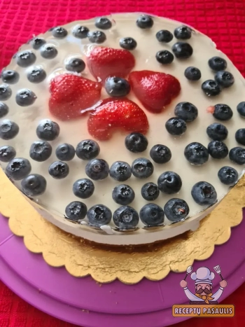 Gaivus jogurtinis sūrio tortas su šilauogėmis ir braškėmis