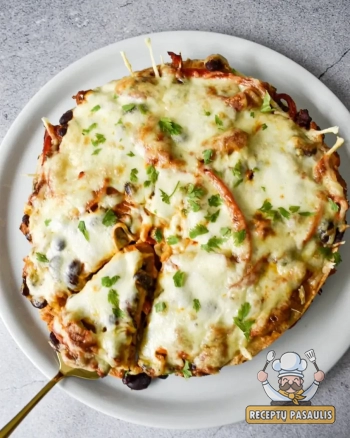 Tortilijų pyragas su vištiena ir sūriu