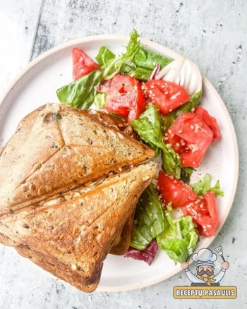 Trikampiai karšti sumuštiniai su avokadu, krabų lazdelėmis ir sūriu