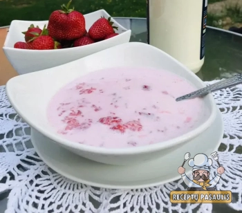 Trintos braškės su cukrumi ir šviežiu pienu vasaros desertui