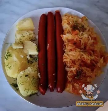 Troškinti rauginti kopūstai su rūkytomis dešrelėmis ir virtomis bulvėmis