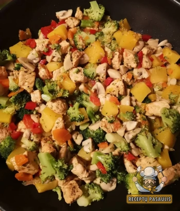 Kalakutienos troškinys su daržovėmis ir pievagrybiais