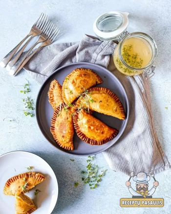 Turnovers - Ukrainietiški čeburekai su kopūstais ir grybais (pievagrybiais)