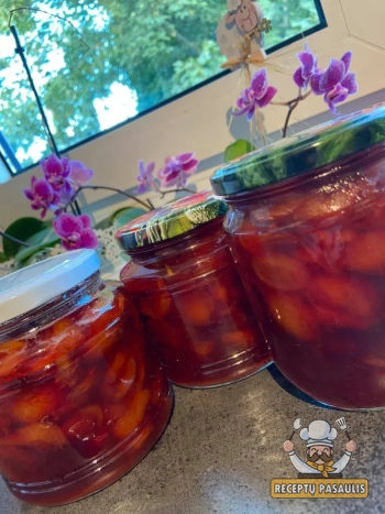 Slyvų uogienė su cukrumi ir vokišku vaniliniu cukrumi