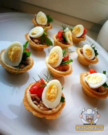 Vieno kąsnio užkandėle (krepšeliuose) su tunu ir putpelių kiaušiniais