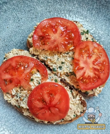 Greita tuno užtepėlė su kiaušiniu ir sūriu