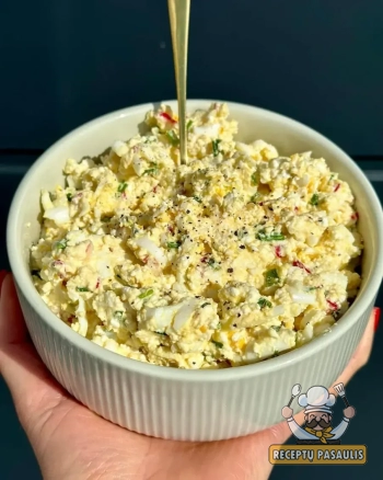 Greitai pagaminama kiaušinių ir sūrio užtepėlė pusryčiams ar užkandžiams