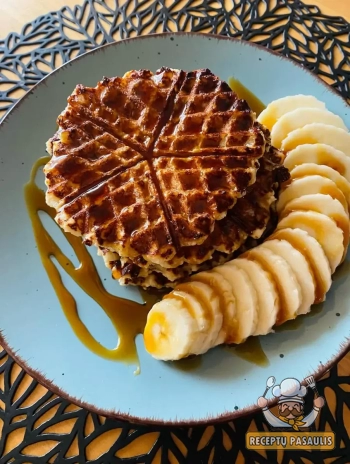 Norvegiški širdelių vafliai su grietine ir sviestu