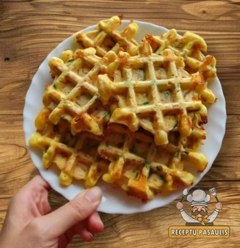 Sūrūs vafliai su mocarela, špinatais ir dešrelėmis