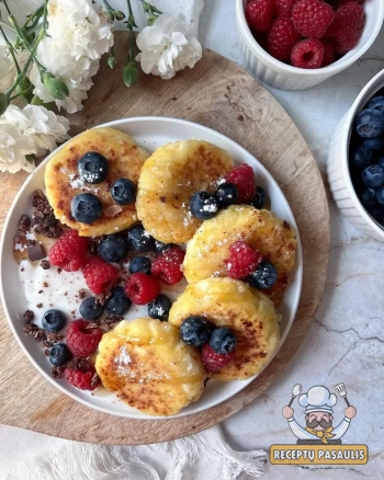 Senoviniai minkšti, purūs tikri kepti varškėčiai keptuvėje su grietine