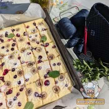 Vienos skardos varškėtukai su bananais ir uogomis