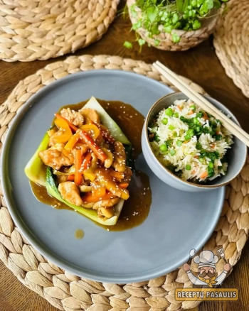 Azijietiška Teriyaki vištiena su daržovėmis, anakardžiais ir ryžiais