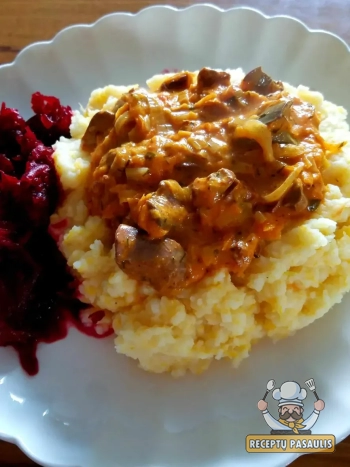 Vištienos kepenėlės troškintos su grybais ir grietinėle