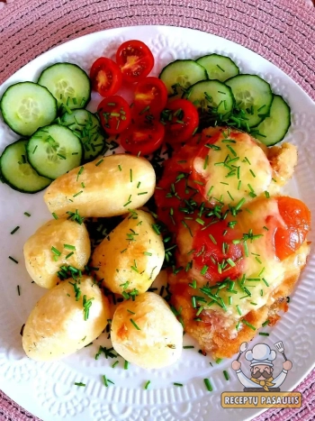 Vištienos krūtinėlės kepsnys orkaitėje su pomidorais ir mocarela