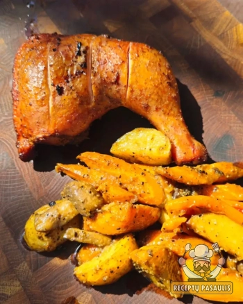 Kepti traškūs vištienos ketvirčiai su bulvėmis, kamado tipo grilyje