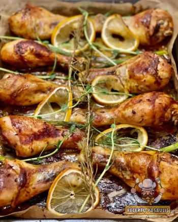 Orkaitėje keptos vištienos šlaunelės su sviesto ir acto padažu