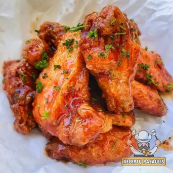 Saldūs vištienos sparneliai su soja, rudu cukrumi ir čili padažu