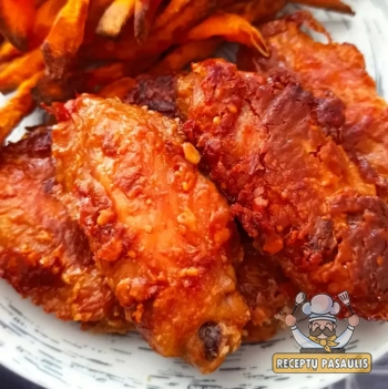 Kepti vištienos sparneliai su žemės riešutų sviestu