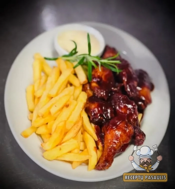 Kepti boliviški vištienos sparneliai su Coca-Cola, rudu cukrumi ir soja