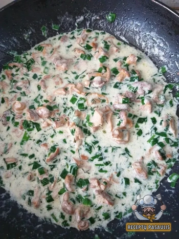 Voveraičių troškinys su sviestu, žalumynais ir grietine