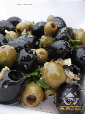 Marinuotos alyvuogės su česnaku, kalendromis, rozmarinu ir čiobreliu