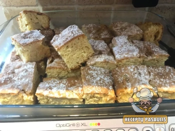 Obuolių pyragas su manų kruopomis