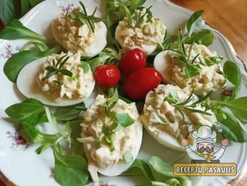 Įdaryti kiaušiniai su tunu, mėlynaisiais svogūnais ir garstyčiomis