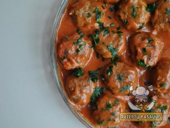 Orkaitėje kepti tinginių balandėliai su kopūstais ir ryžiais, pomidorų padaže