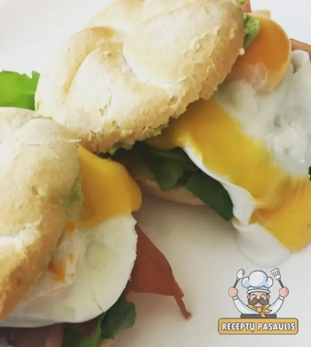 Benedikto kiaušiniai bandelėje su kumpiu ir padažu