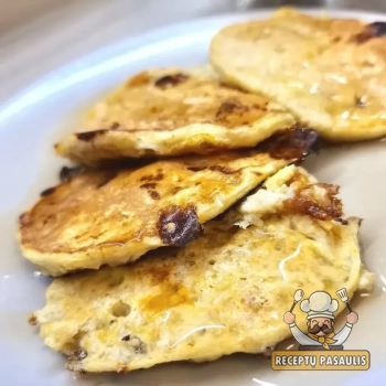 Grūdėtos varškės blynai su obuoliais