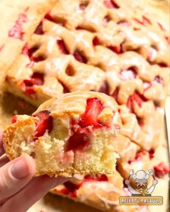 Biskvitinis braškių ir rabarbarų pyragas