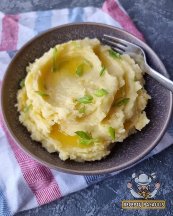 Bulvių košė su parmezano sūriu, grietinėle ir sviestu