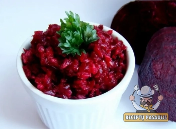 Žalių burokėlių salotos su obuoliais ir porais