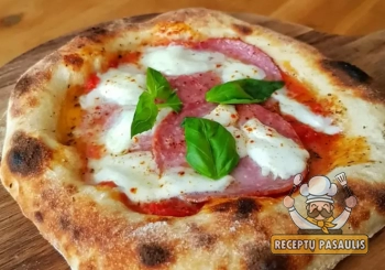 Neapolietiška pica su kumpiu