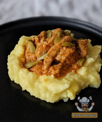 Kiaulienos guliašas su raugintais agurkais