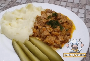 Kiaulienos guliašas su raugintu agurku ir morkomis