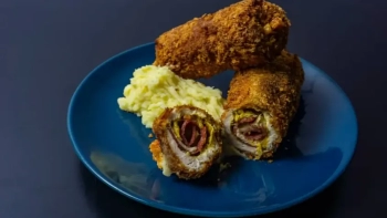 Kalakutienos suktinukai su sūriu ir saliamiu