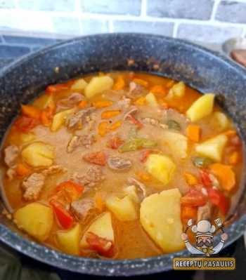 Kalakutienos šlaunelių troškinys su daržovėmis orkaitėje