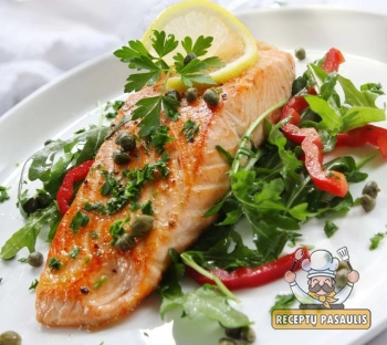 Sodriai kepta lašiša su daržovėmis ir burokėlių salotomis