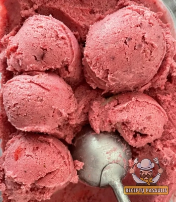Naminiai braškiniai - jogurtiniai ledai
