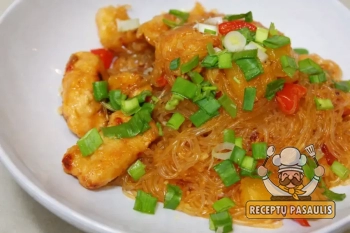 Noodle makaronai su saldžiarūgšte vištiena