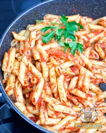 Veganiški Penne Rigate makaronai su šviežių pomidorų padažu