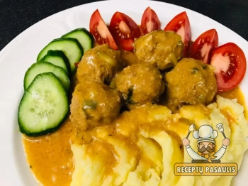 Mėsos faršo kukuliai su išmirkytu batonu pomidorų padaže