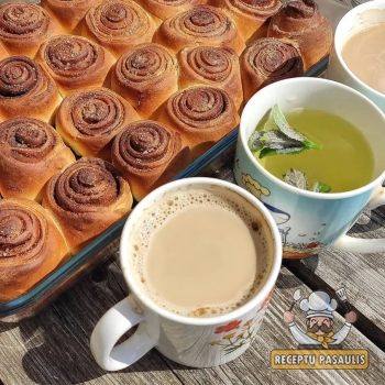 Mielinės bandelės iš šaldytuve kildintos tešlos