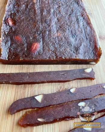 obuolių sūris su riešutais