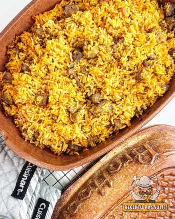 Orkaitėje keptas plovas su kiauliena ir pomidorų padažu