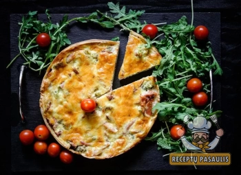 Sluoksniuotos tešlos pyragas su vištiena