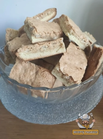 Sausainiai su riešutais ir morengu