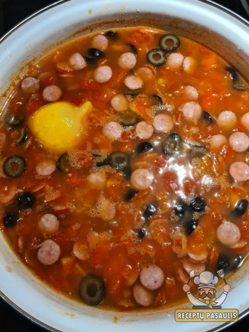 Latviška šiupininė sriuba su rūkyta mėsa ir alyvuogėmis