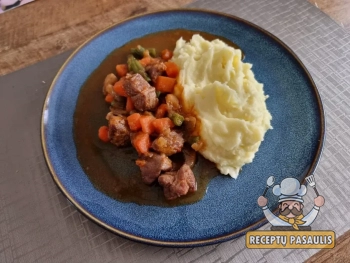 Kalakutienos ir pupelių troškinys